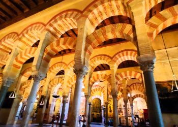 Một mái nhà hai đức tin