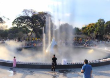 Ở đây sương khói mờ nhân ảnh